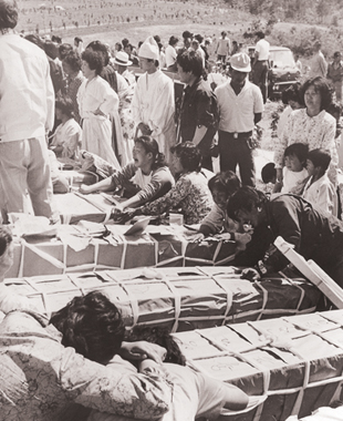 1980년 5월 29일 망월동에서 일제히 진행된 1백 29구의 장례식, ‘폭도’라는 이름으로 진실이 왜곡되고 통제되었지만, 사랑하는 사람을 떠나보내야 하는 유족들의 슬픔마저 막을 수는 없었다.
